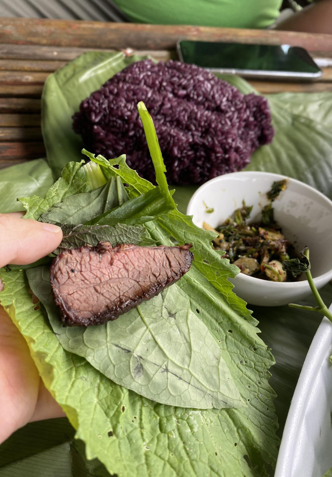Món thịt trâu nướng tảng cuốn cải ăn kèm xôi ở Khau Phạ. Ảnh: Nhật Quang